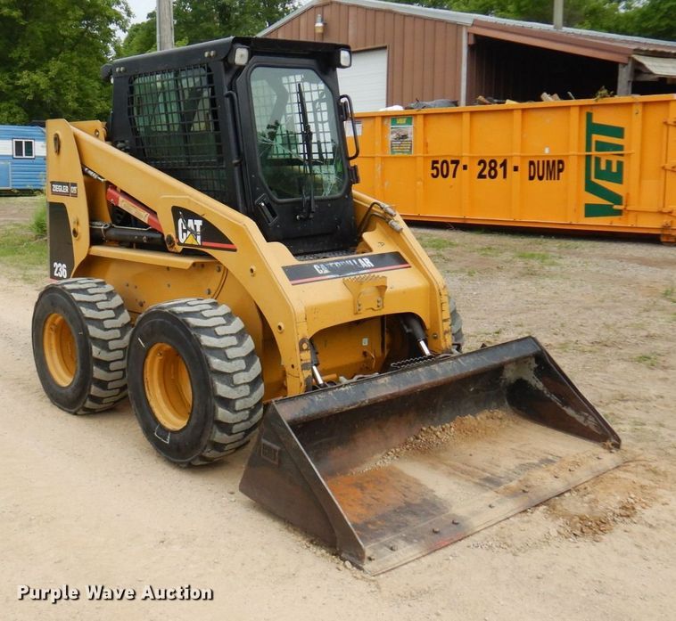 image for item AF9672 2001 Caterpillar 236  skid steer loader