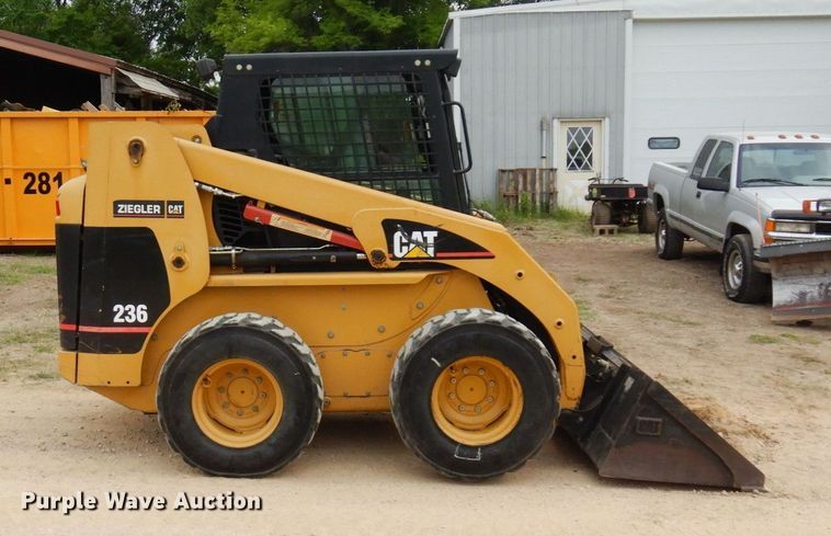 image for item AF9672 2001 Caterpillar 236  skid steer loader