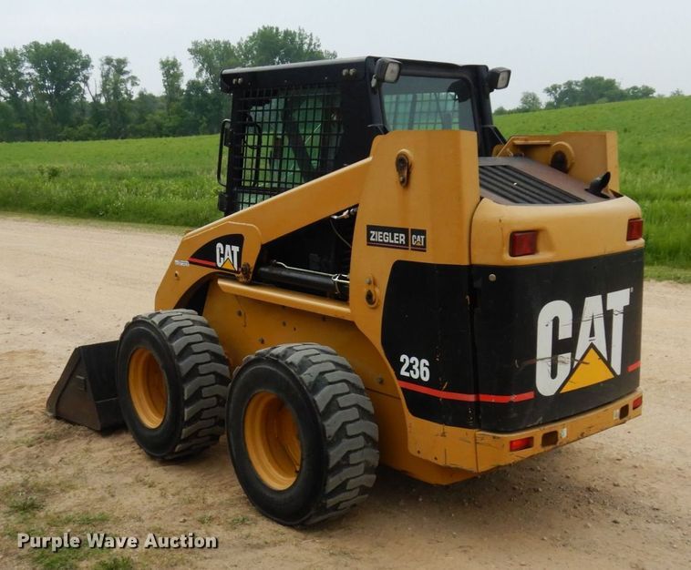 image for item AF9672 2001 Caterpillar 236  skid steer loader
