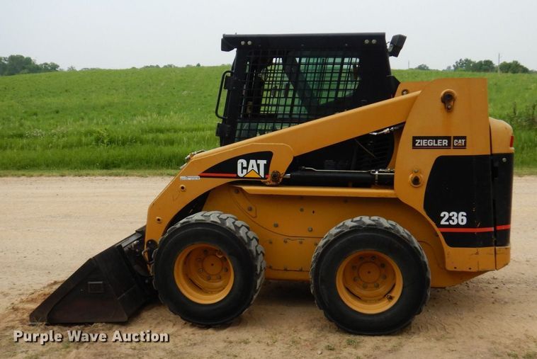 image for item AF9672 2001 Caterpillar 236  skid steer loader