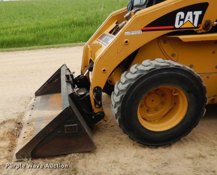 image for item AF9672 2001 Caterpillar 236  skid steer loader