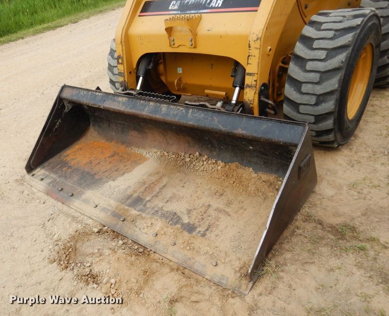 image for item AF9672 2001 Caterpillar 236  skid steer loader