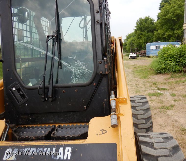 image for item AF9672 2001 Caterpillar 236  skid steer loader