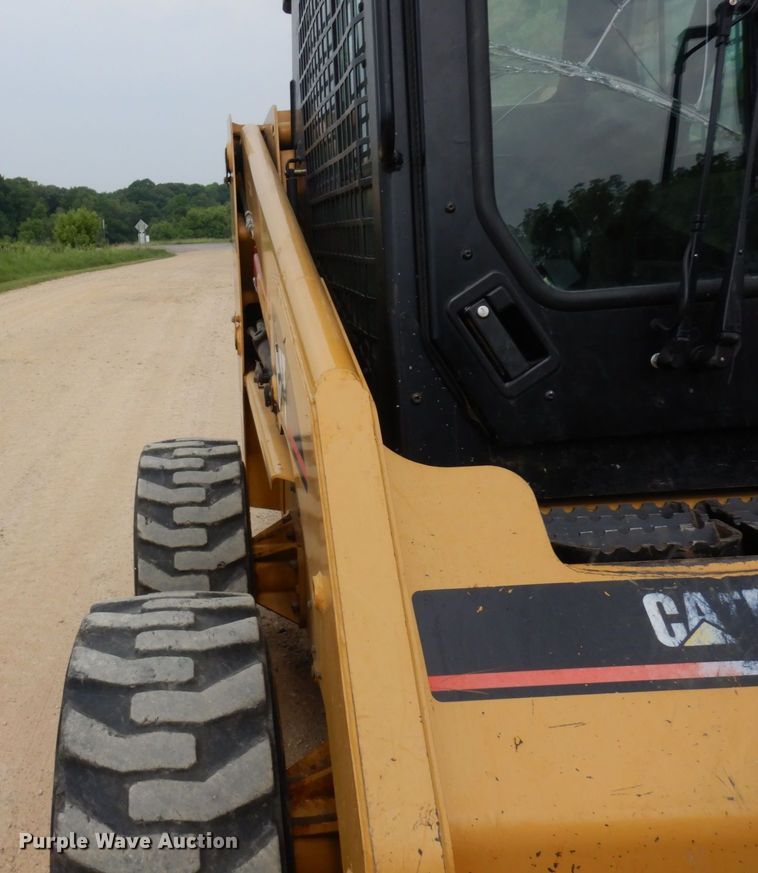 image for item AF9672 2001 Caterpillar 236  skid steer loader