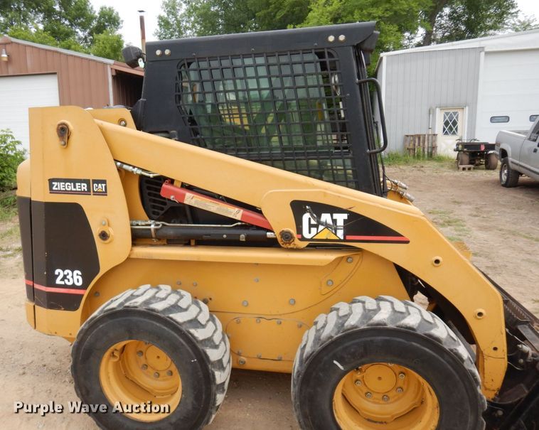 image for item AF9672 2001 Caterpillar 236  skid steer loader