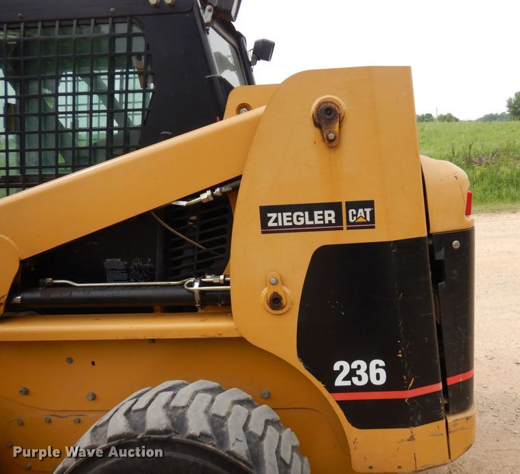 image for item AF9672 2001 Caterpillar 236  skid steer loader