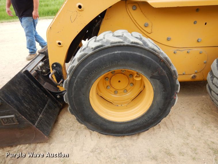 image for item AF9672 2001 Caterpillar 236  skid steer loader
