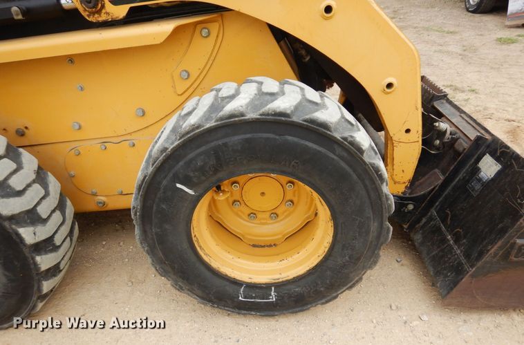 image for item AF9672 2001 Caterpillar 236  skid steer loader