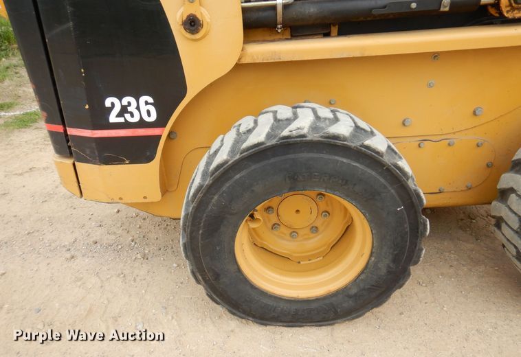 image for item AF9672 2001 Caterpillar 236  skid steer loader