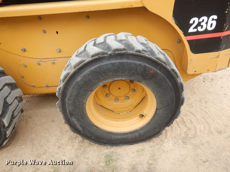 image for item AF9672 2001 Caterpillar 236  skid steer loader