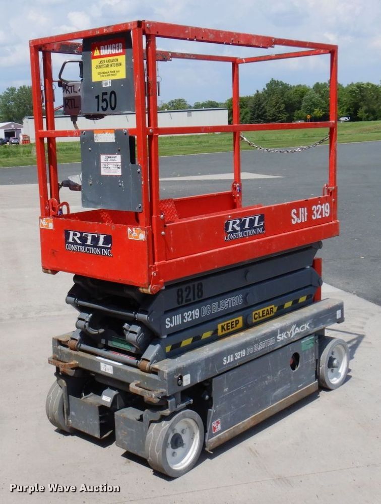 image for item AF9685 2005 Skyjack SJH3219  scissor lift
