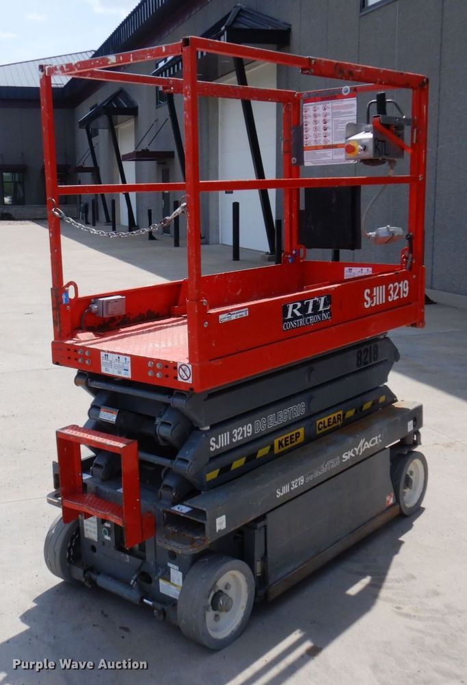 image for item AF9685 2005 Skyjack SJH3219  scissor lift