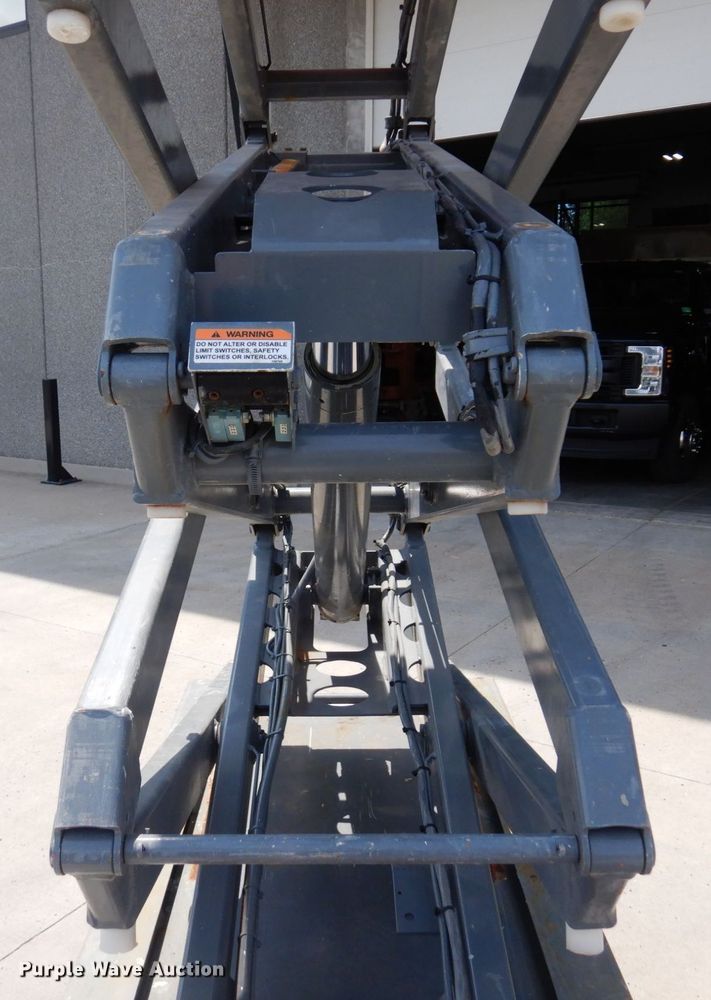 image for item AF9685 2005 Skyjack SJH3219  scissor lift
