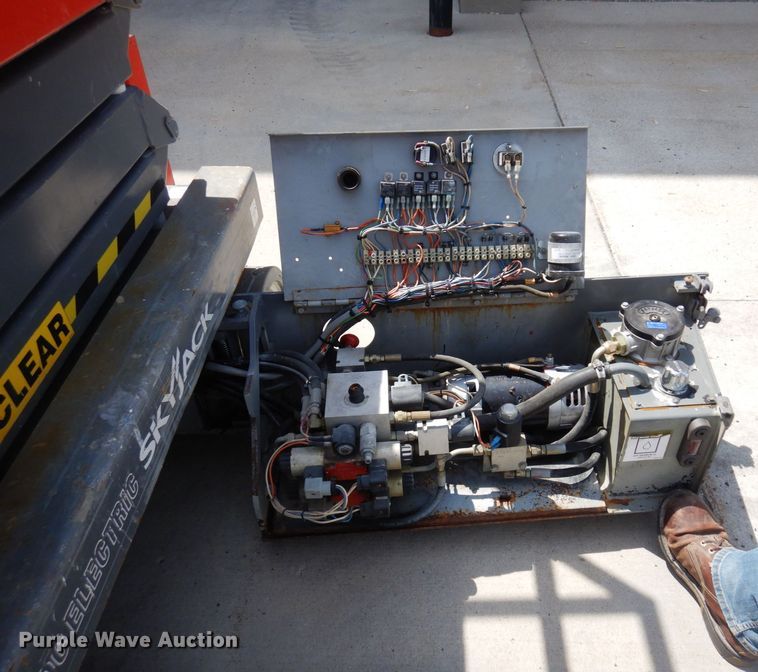 image for item AF9685 2005 Skyjack SJH3219  scissor lift