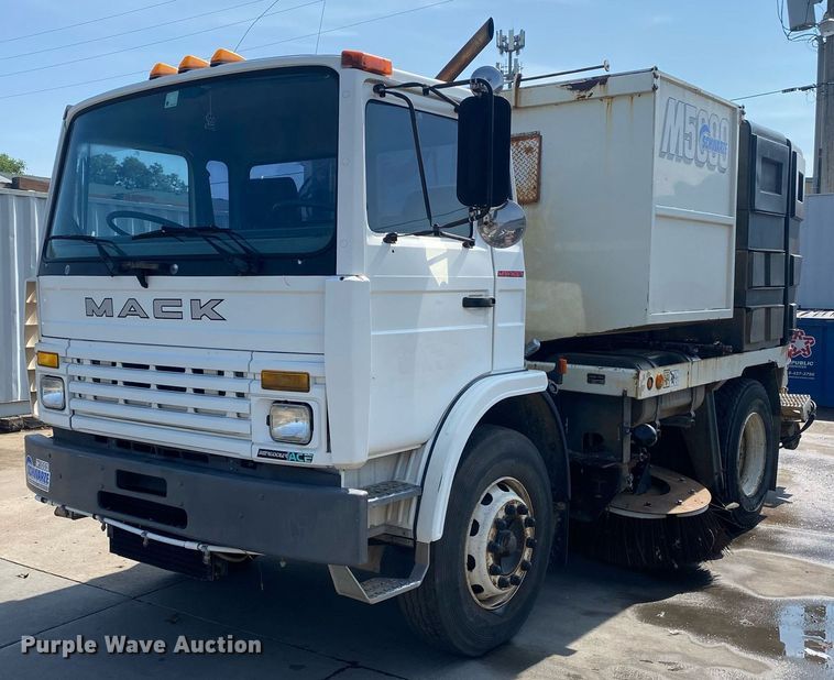 image for item DI7772 1998 Mack MS Series  street sweeper truck