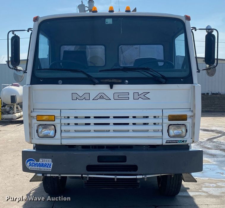 image for item DI7772 1998 Mack MS Series  street sweeper truck
