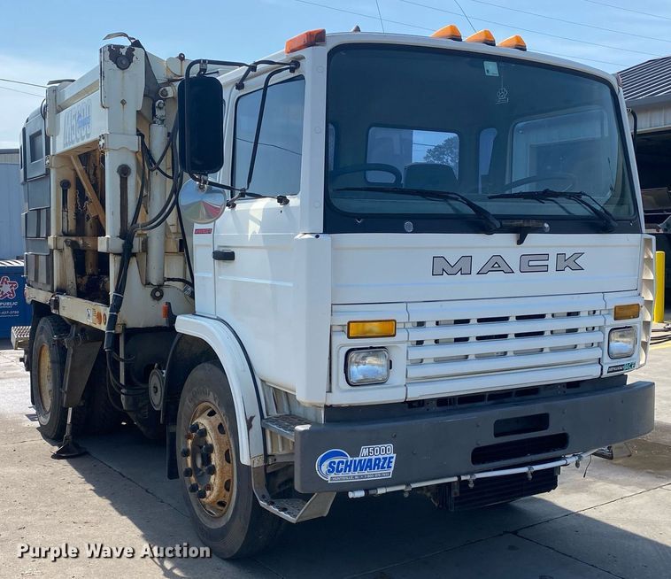 image for item DI7772 1998 Mack MS Series  street sweeper truck