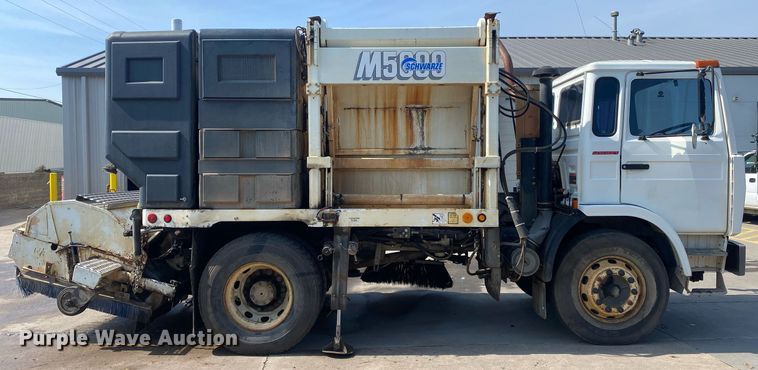 image for item DI7772 1998 Mack MS Series  street sweeper truck