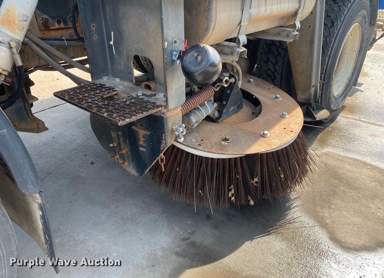 image for item DI7772 1998 Mack MS Series  street sweeper truck