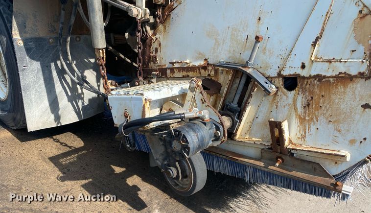 image for item DI7772 1998 Mack MS Series  street sweeper truck