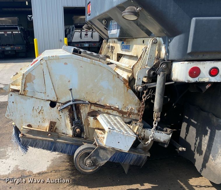 image for item DI7772 1998 Mack MS Series  street sweeper truck