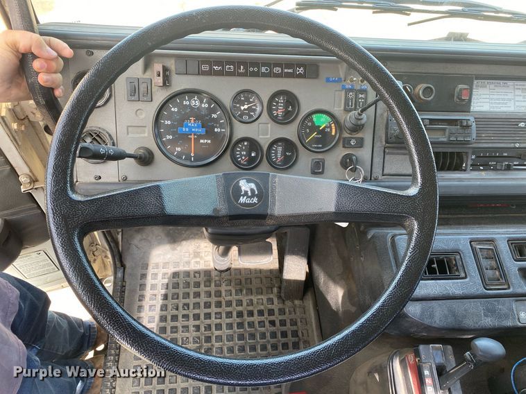 image for item DI7772 1998 Mack MS Series  street sweeper truck