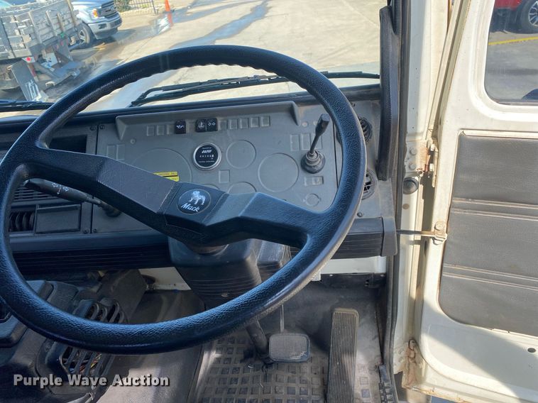 image for item DI7772 1998 Mack MS Series  street sweeper truck