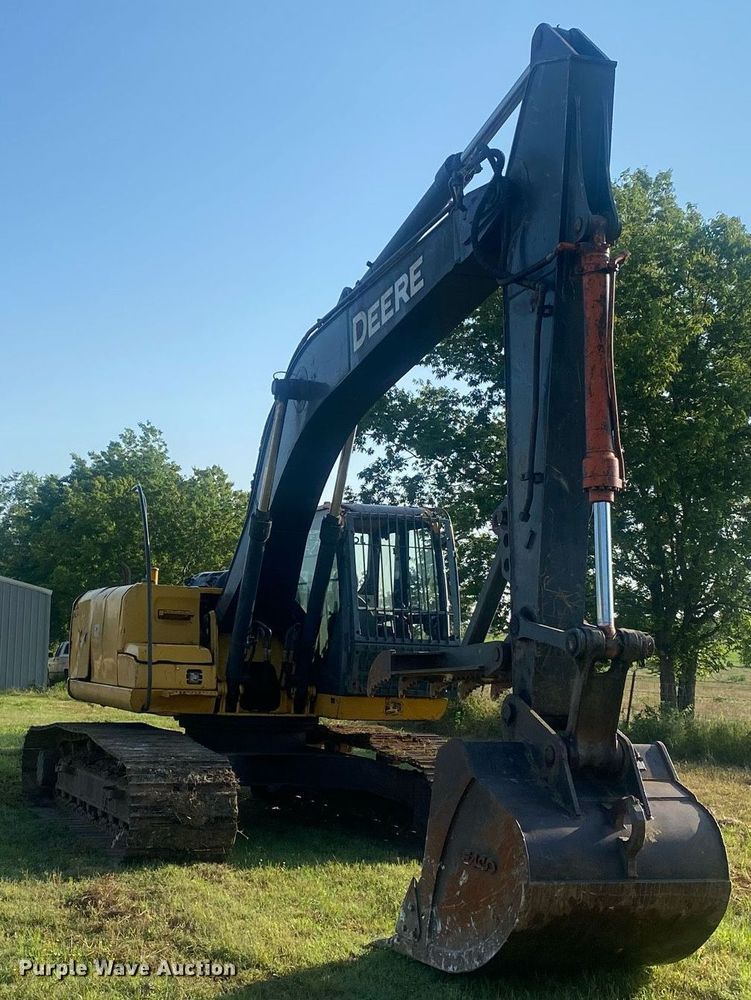 image for item DI7821 2009 John Deere 200D LC  excavator