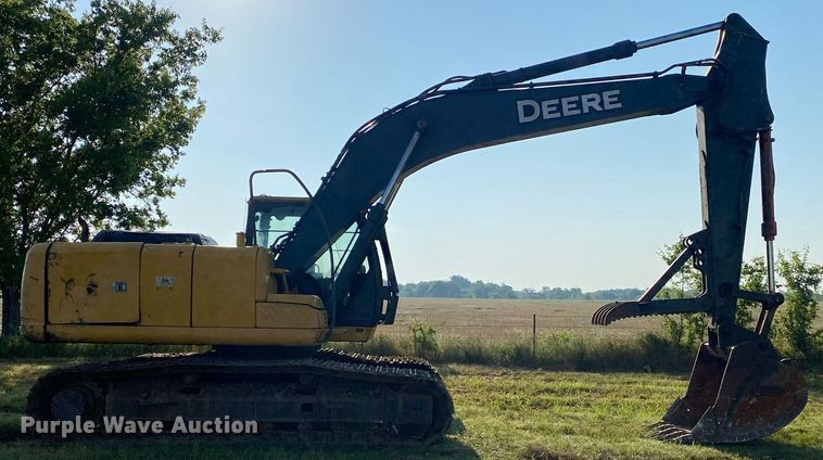 image for item DI7821 2009 John Deere 200D LC  excavator