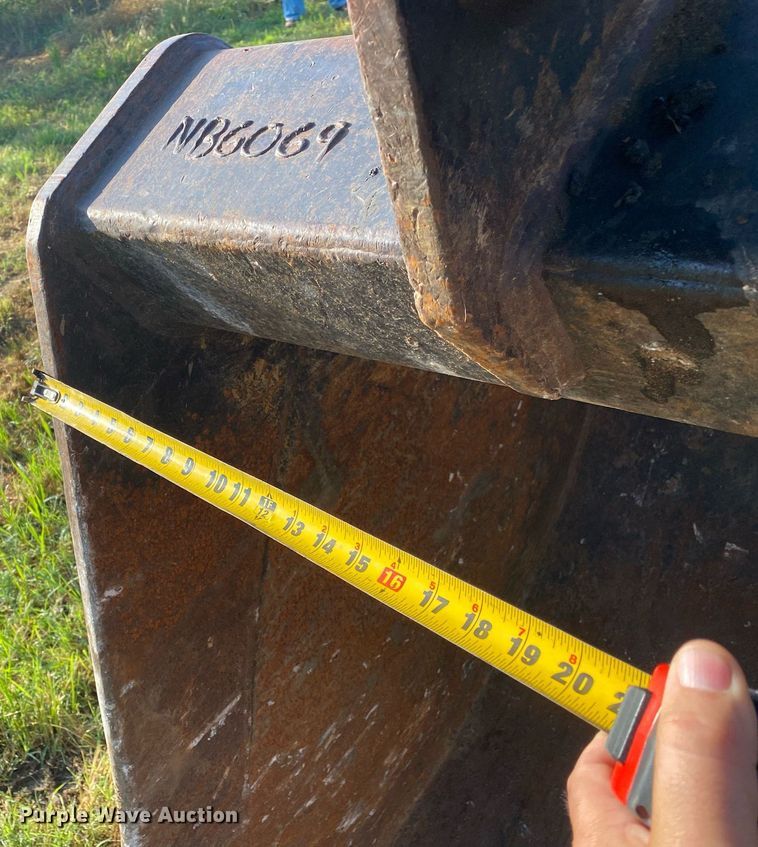 image for item DI7821 2009 John Deere 200D LC  excavator