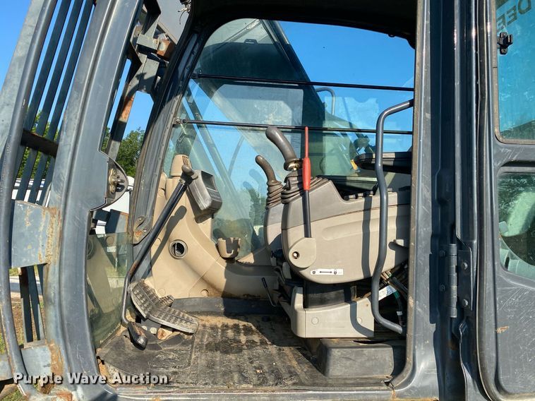 image for item DI7821 2009 John Deere 200D LC  excavator