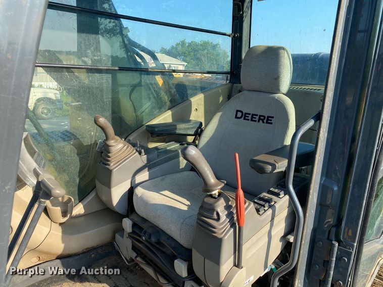 image for item DI7821 2009 John Deere 200D LC  excavator