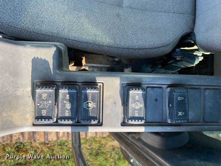 image for item DI7821 2009 John Deere 200D LC  excavator