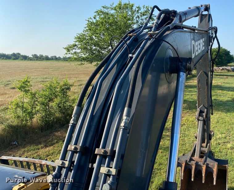 image for item DI7821 2009 John Deere 200D LC  excavator