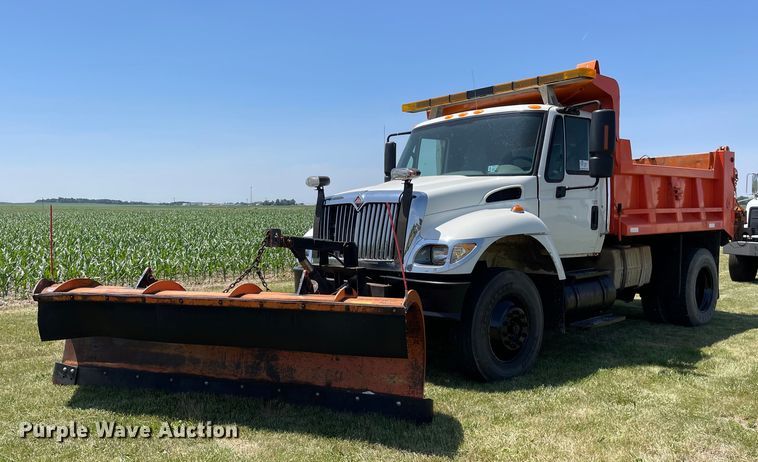 image for item DL3777 2004 International 7400  dump truck