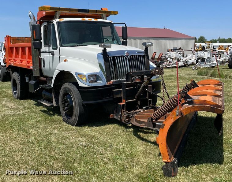 image for item DL3777 2004 International 7400  dump truck