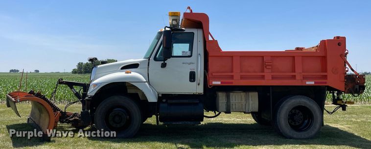 image for item DL3777 2004 International 7400  dump truck