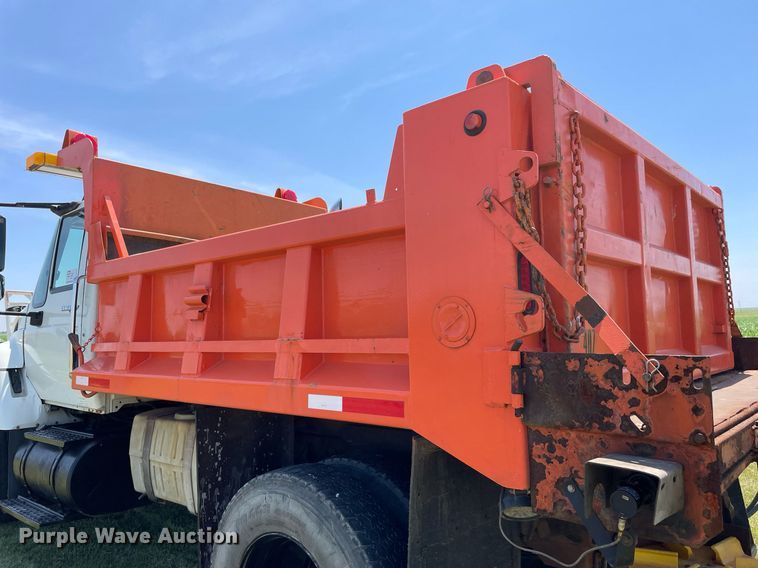 image for item DL3777 2004 International 7400  dump truck