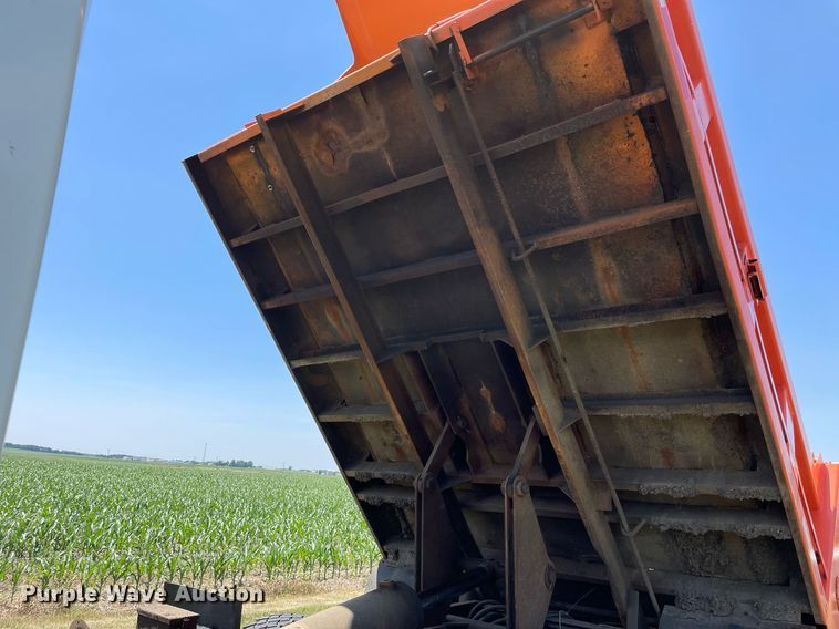 image for item DL3777 2004 International 7400  dump truck