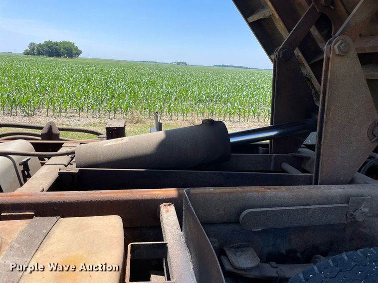 image for item DL3777 2004 International 7400  dump truck