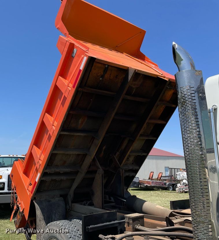 image for item DL3777 2004 International 7400  dump truck