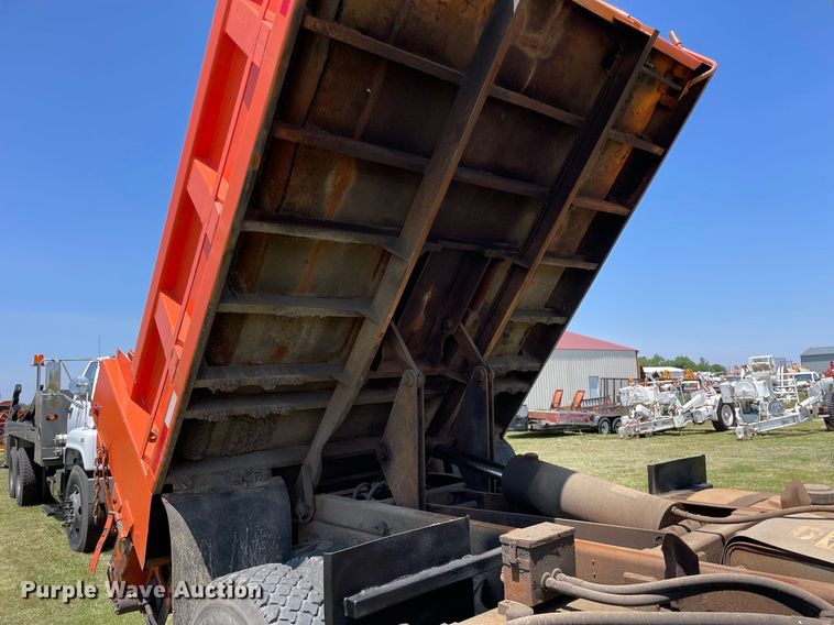 image for item DL3777 2004 International 7400  dump truck