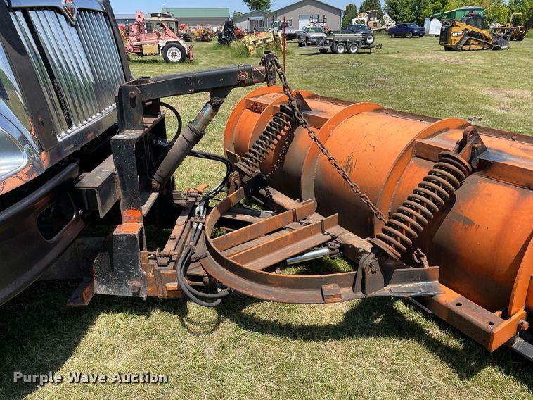 image for item DL3777 2004 International 7400  dump truck