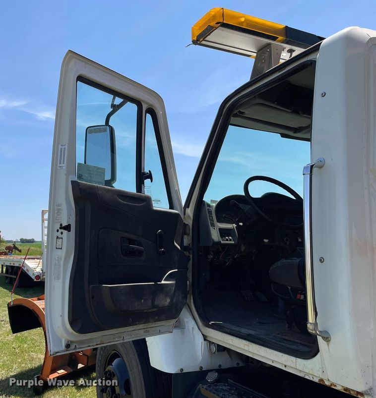 image for item DL3777 2004 International 7400  dump truck