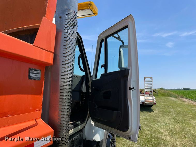 image for item DL3777 2004 International 7400  dump truck