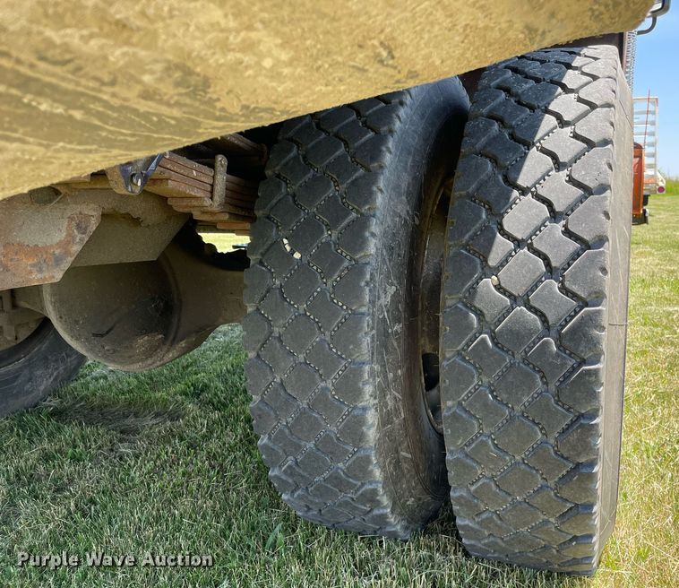 image for item DL3777 2004 International 7400  dump truck