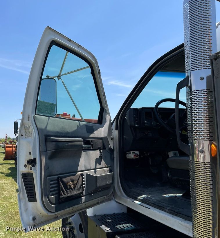 image for item DL3778 2000 GMC C8500  reel truck