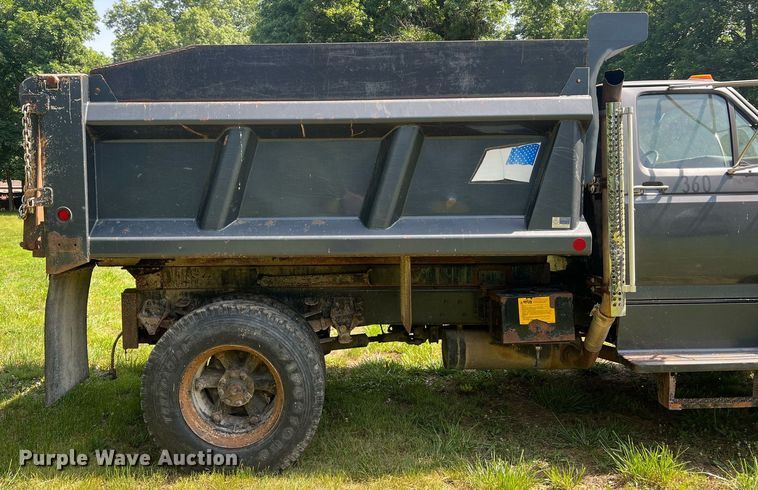 image for item DO2188 1997 Ford F800  dump truck