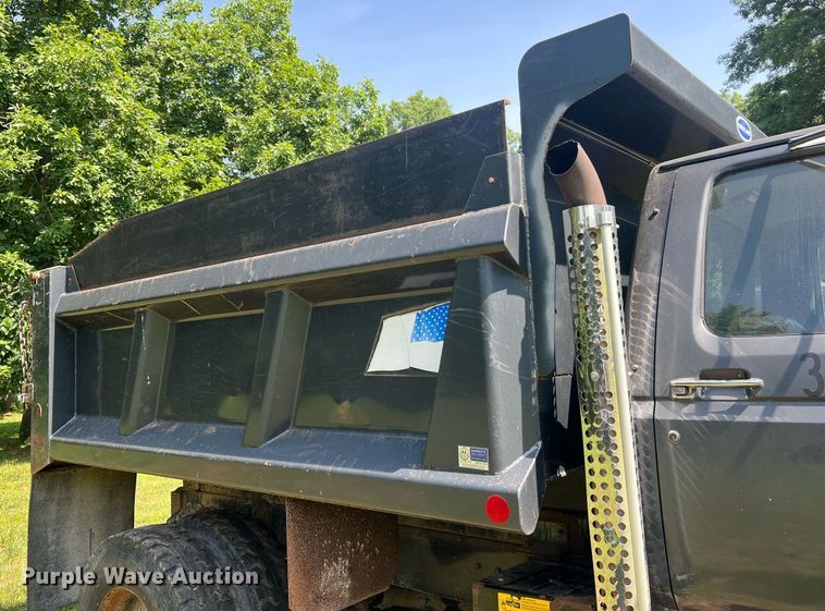 image for item DO2188 1997 Ford F800  dump truck
