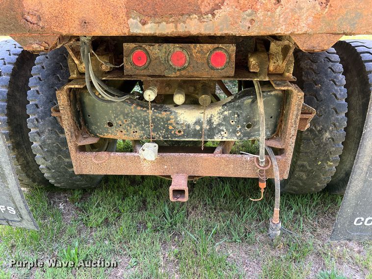 image for item DO2188 1997 Ford F800  dump truck